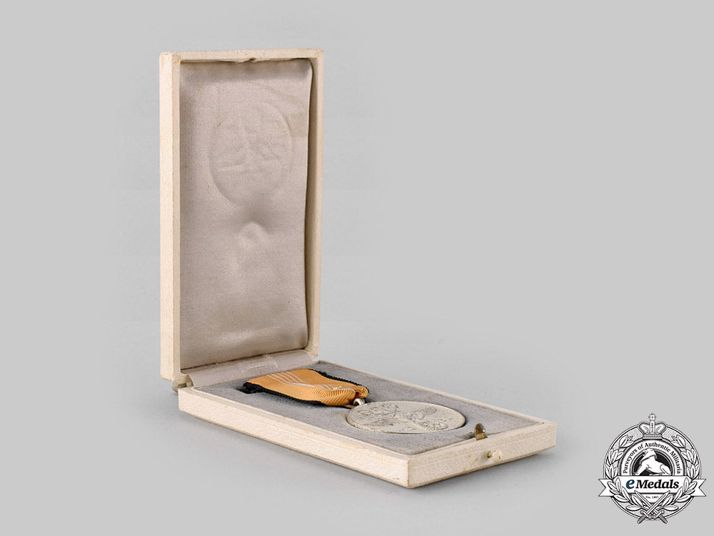 germany,_third_reich._a_german_olympic_commemorative_medal_with_case_ci19_7148