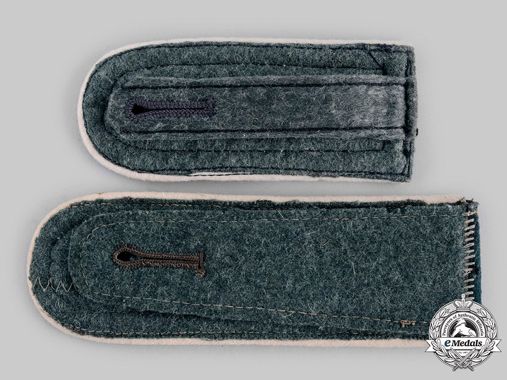 germany,_heer._a_lot_of_shoulder_straps_ci19_9754