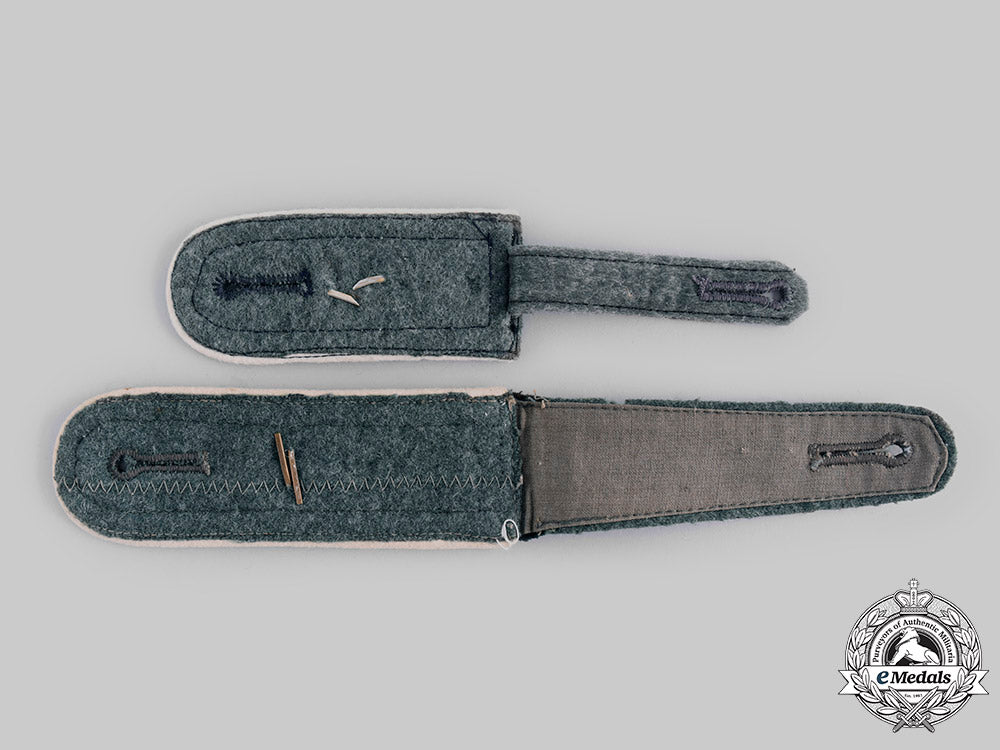 germany,_heer._a_lot_of_shoulder_straps_ci19_9755