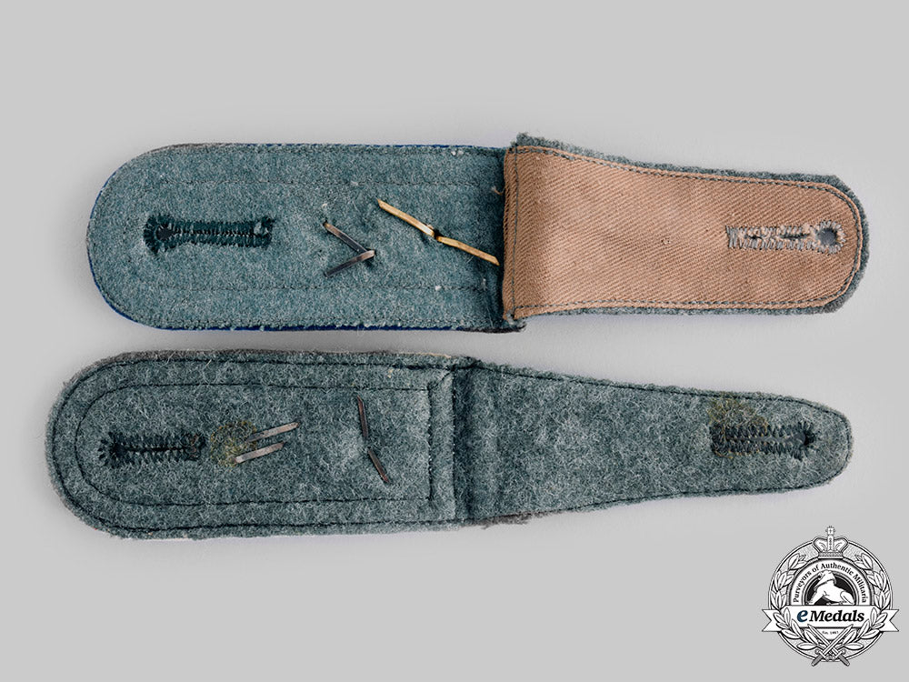 germany,_heer._a_lot_of_shoulder_straps_ci19_9757