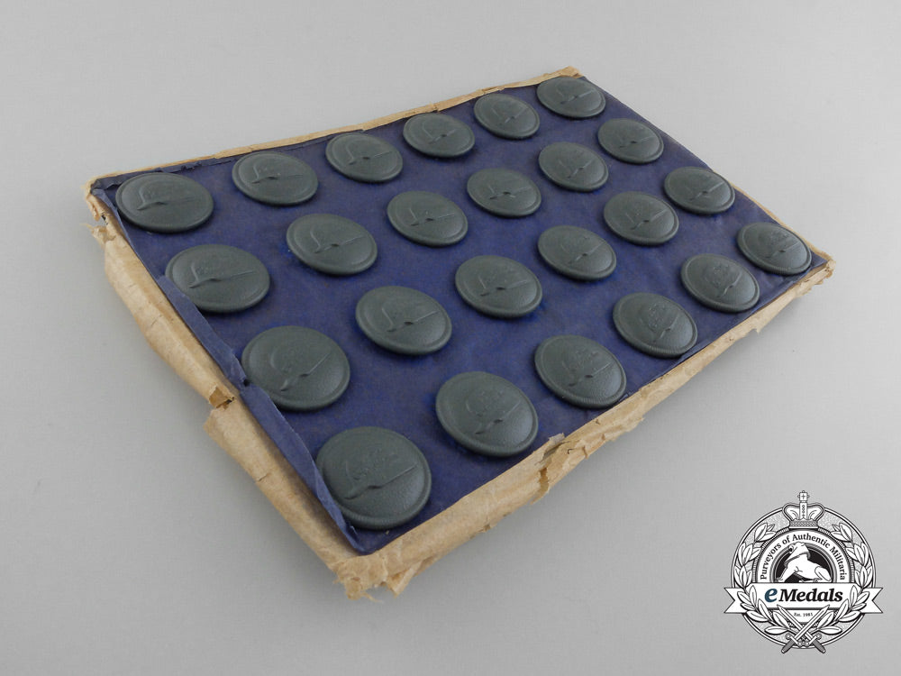 twenty-_four_der_stahlhelm_veteran's_association_buttons_on_a_salesmen's_board_d_2459