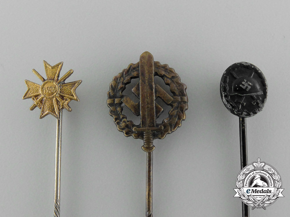 a_lot_of_three_third_reich_period_miniature_awards_and_decorations_d_2682