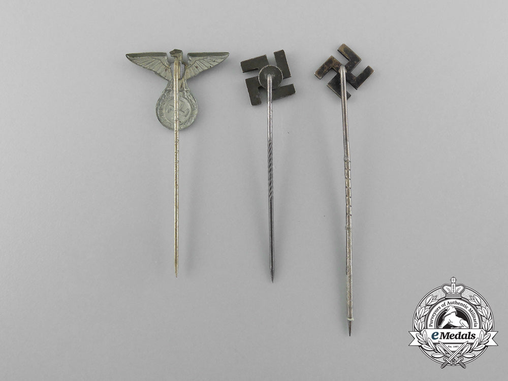 a_lot_of_three_nsdap_supporters_stick_pins_d_5393_1