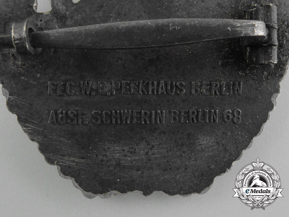 a_second_pattern_kriegsmarine_e-_boat_badge_by_schwerin_in_its_original_carton_d_9195