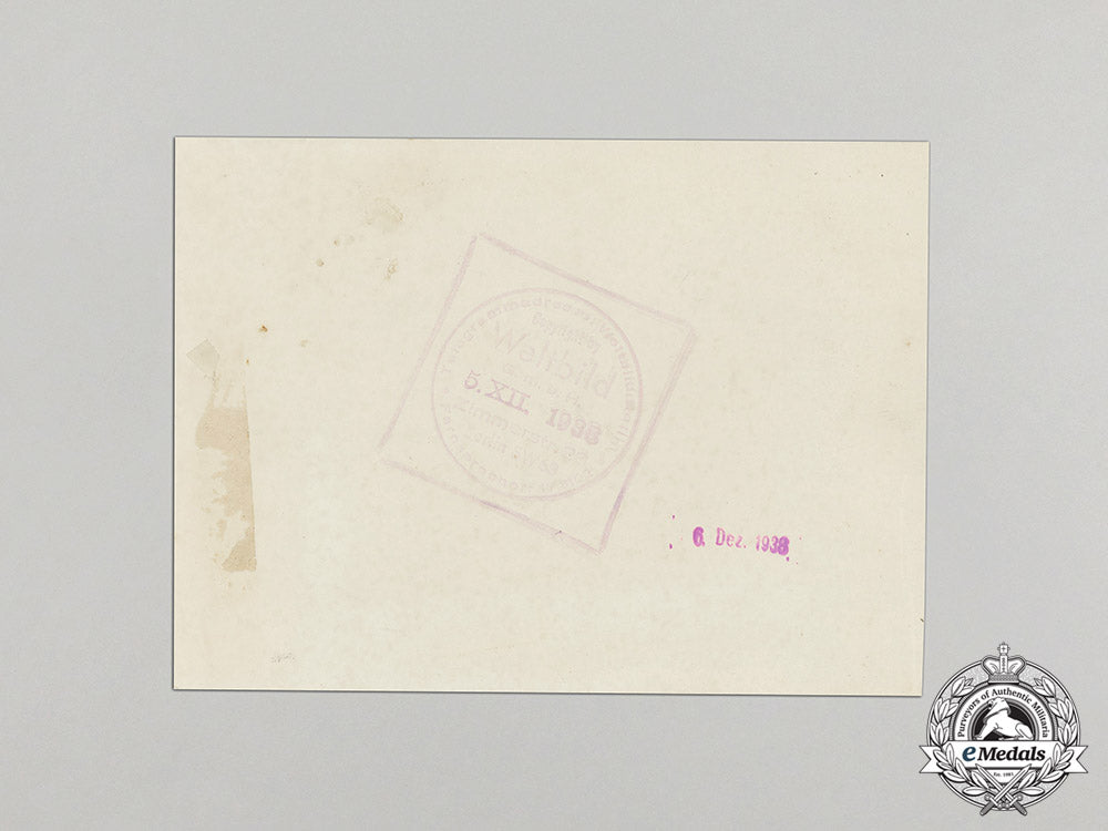 germany,_luftwaffe._an_official_press_photo_of_reconnaissance_camera_being_mounted_dd_6027