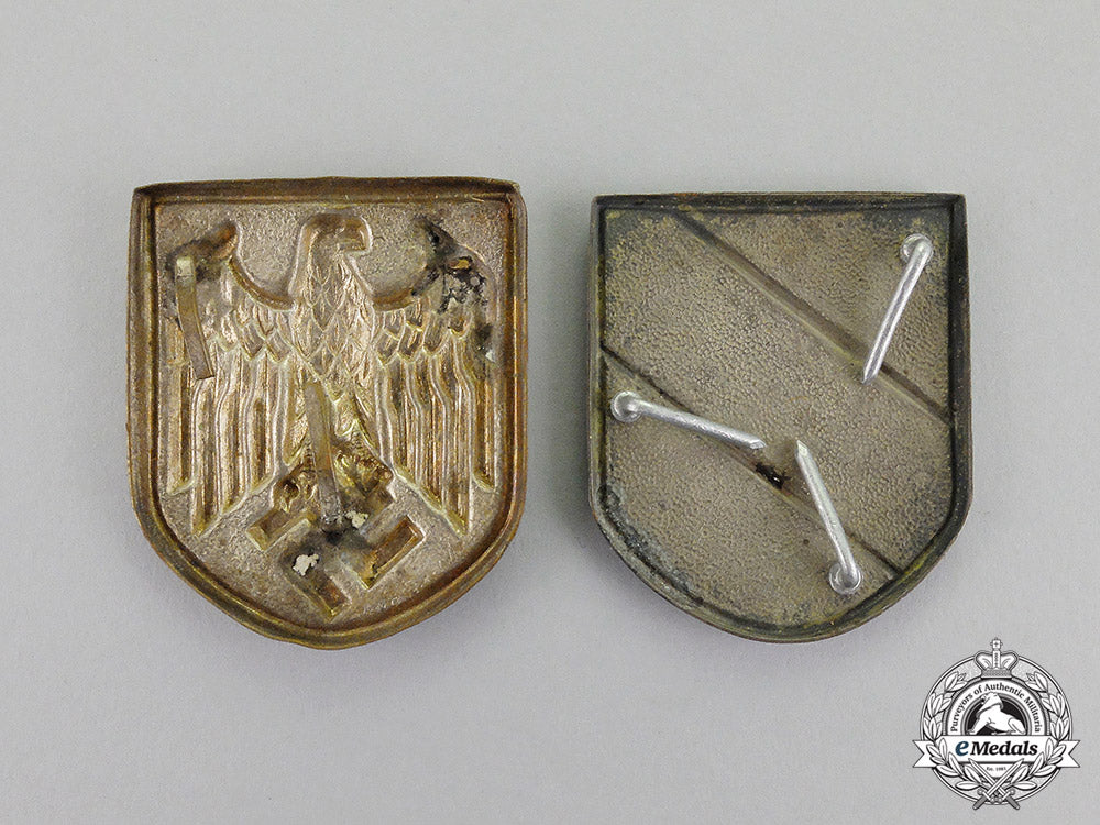 germany._a_set_of_third_reich_period_german_tropical_pith_helmet_insignia_dscf6581