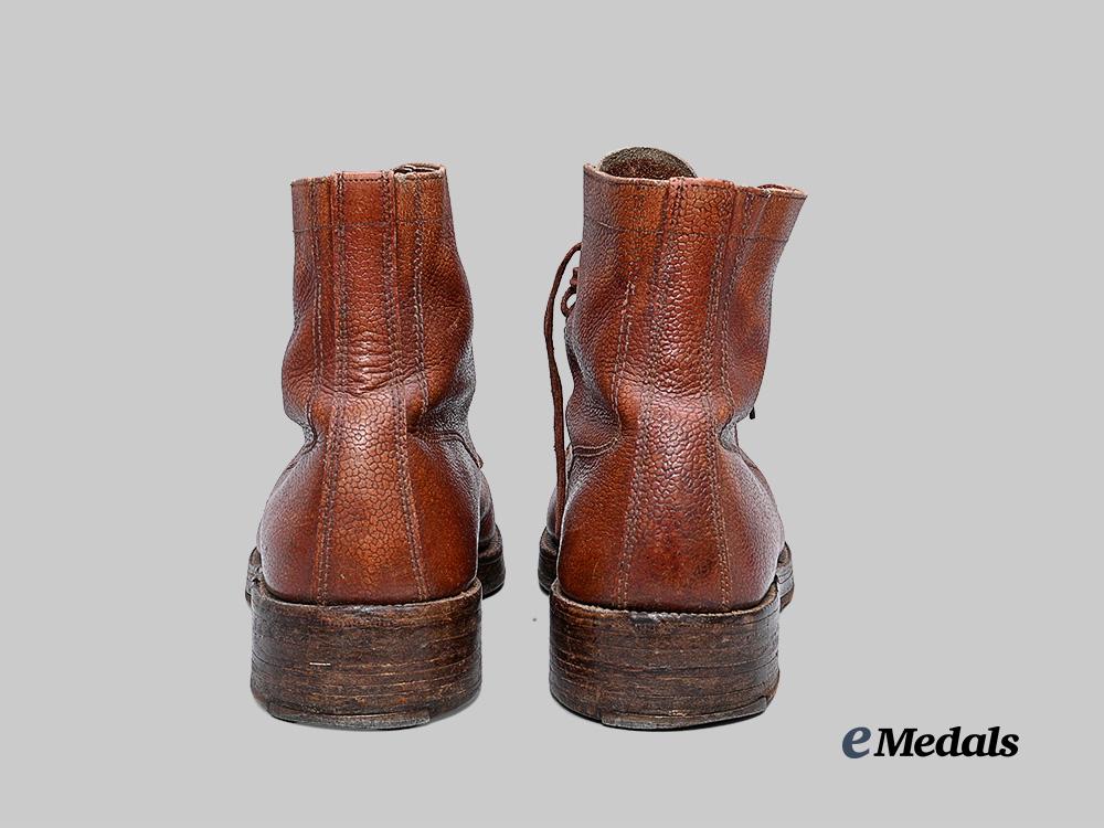 canada,_commonwealth._a_pair_of_army_officer's_boots,1944_e_medals__c7588_6