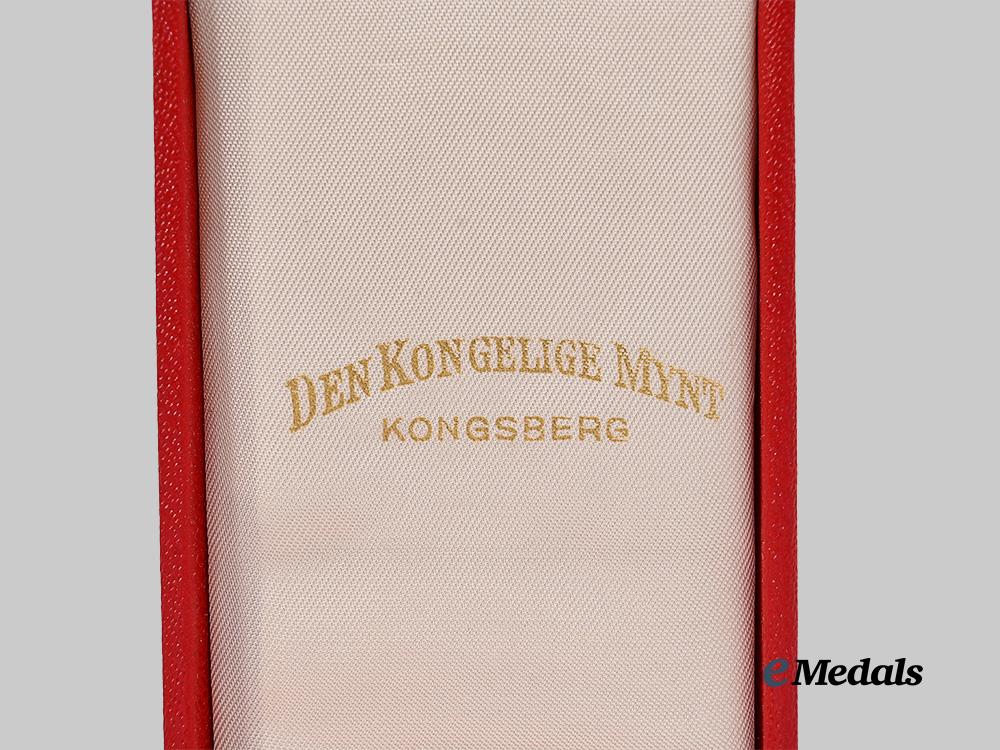 denmark,_kingdom._the_king’s_commemorative_medal,_i_i_class_with_crown,_in_case_e_medals__e_u24608_4