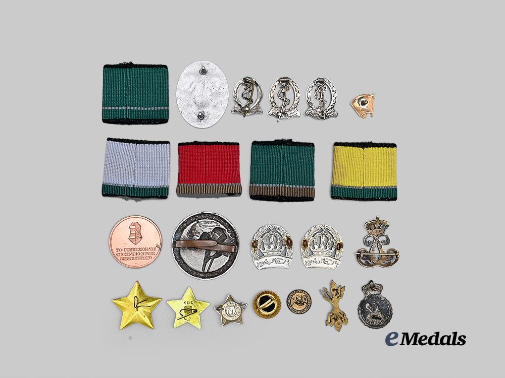 international._a_lot_of_twenty-_two_insignia_e_medals__e_u24785_3