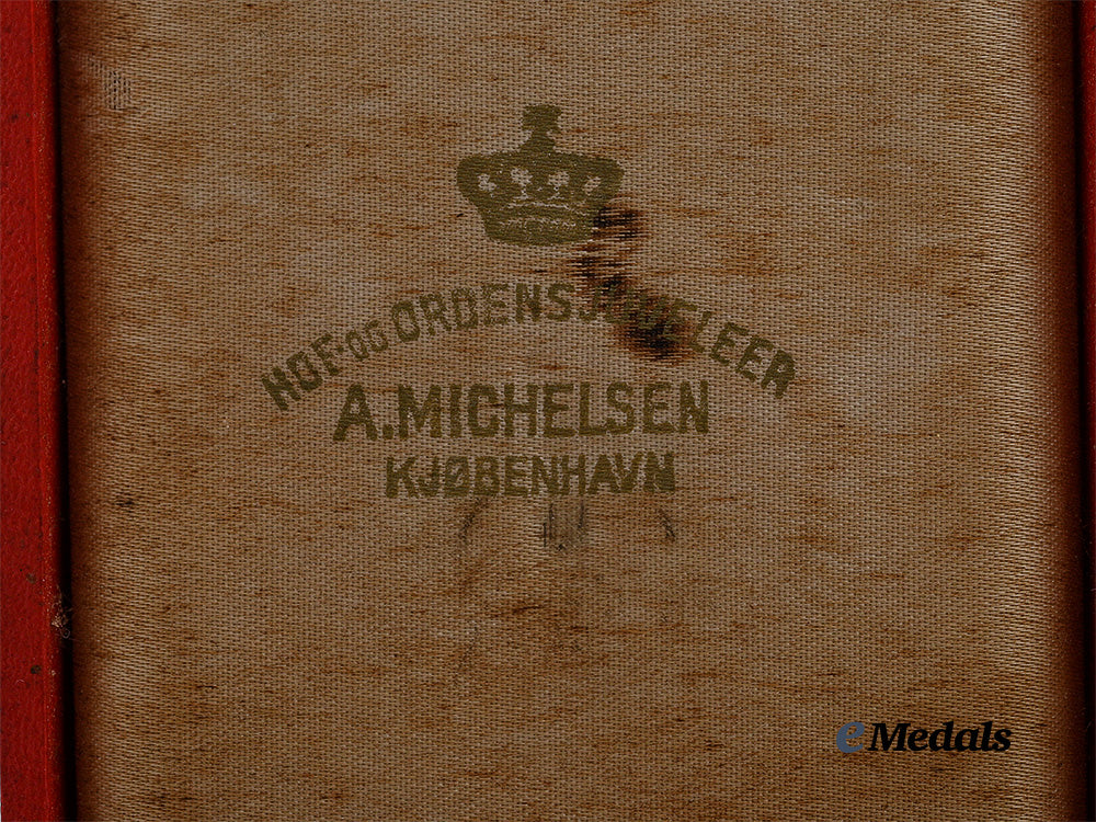 denmark,_kingdom._an_order_of_dannebrog,_knight_with_case,_by_a._michelsen,_c.1945_e_medals__e_u25300_4