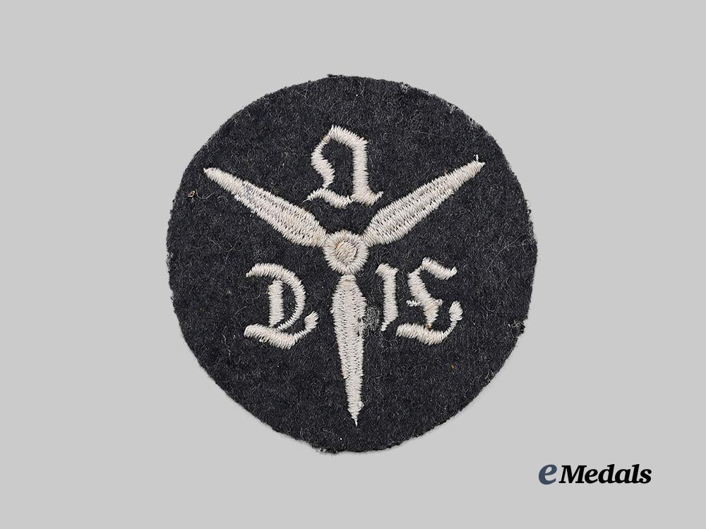 germany,_luftwaffe._a_technical_flight_school_sleeve_insignia_e_medals__g45598_2