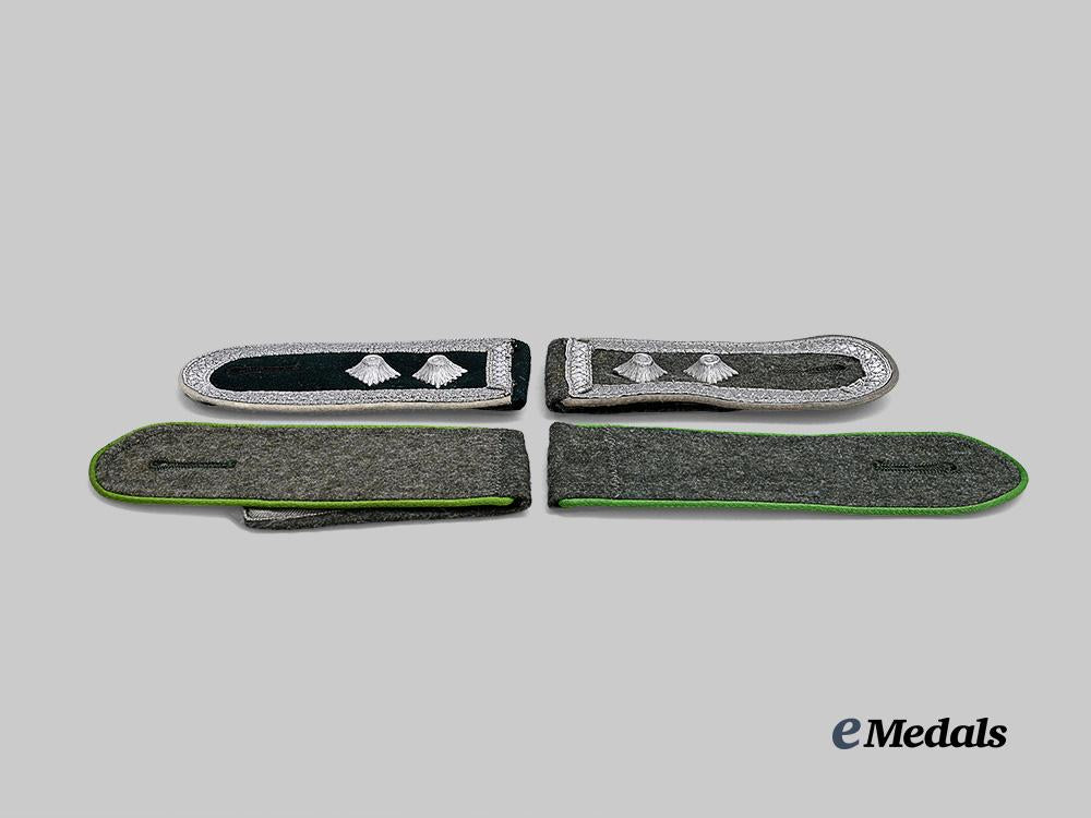 germany,_heer._a_mixed_lot_of_shoulder_straps,_enlisted_and_n_c_o_ranks,_infantry_and_panzergrenadier_issue_e_medals__g62392_4