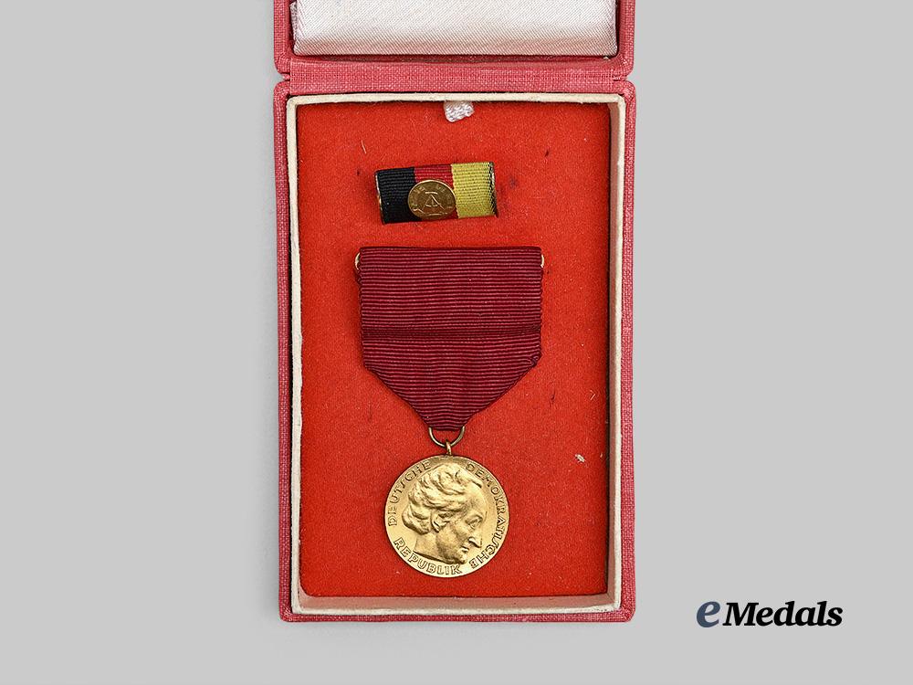 germany,_d_d_r._a_rare_national_prize_in_gold,_type2,_with_case_and_ribbon_bar_e_medals__g62545_3