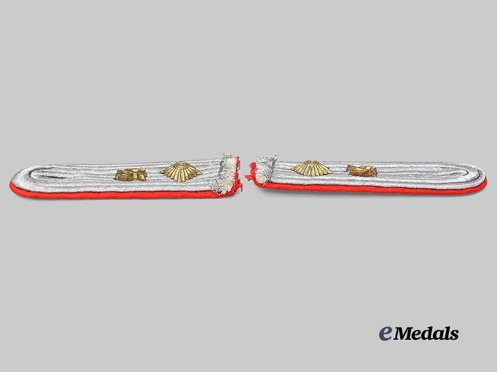 germany,_heer._a_set_of_flak/_artillery_officer’s_school_shoulder_boards_for_an_oberleutnant_e_medals__g62595_4