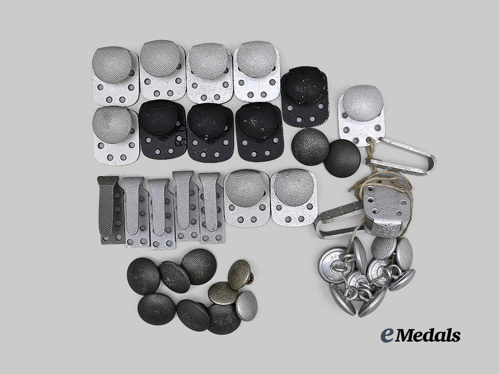 germany,_third_reich._a_mixed_lot_of_buttons_and_belt_hooks_for_wehrmacht_and_s_s_personnel_e_medals__g63141_3