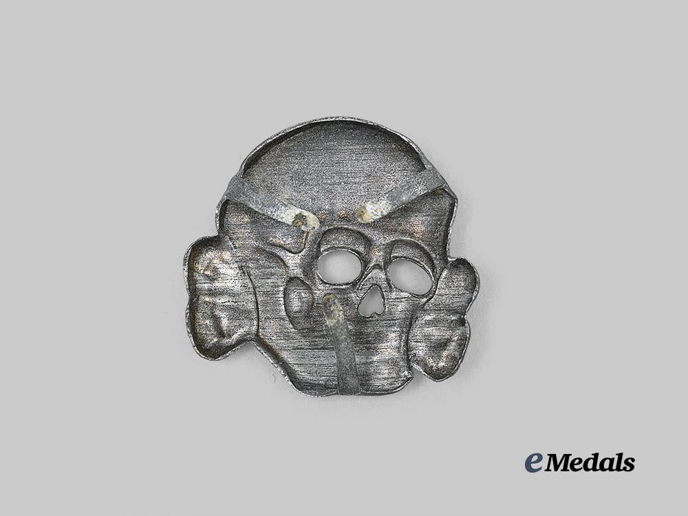 germany,_s_s._a_waffen-_s_s_visor_cap_totenkopf_insignia,_late-_war_integral_prong_variant,_by_f._w._assmann&_söhne_e_medals__g63285_3