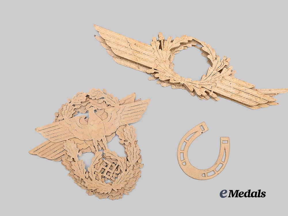 germany,_third_reich._a_mixed_lot_of_guide_frames_for_uniform_insignia,_wehrmacht_and_police_issue_e_medals__g63374_4