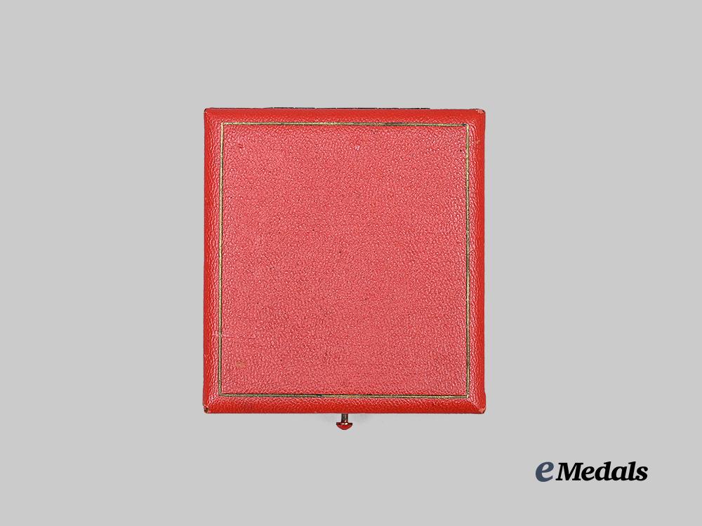 germany,_third_reich._a_rare_and_mint_german_social_welfare_decoration,_i_i_i_class_with_case,_by_godet_e_medals__g63802_2