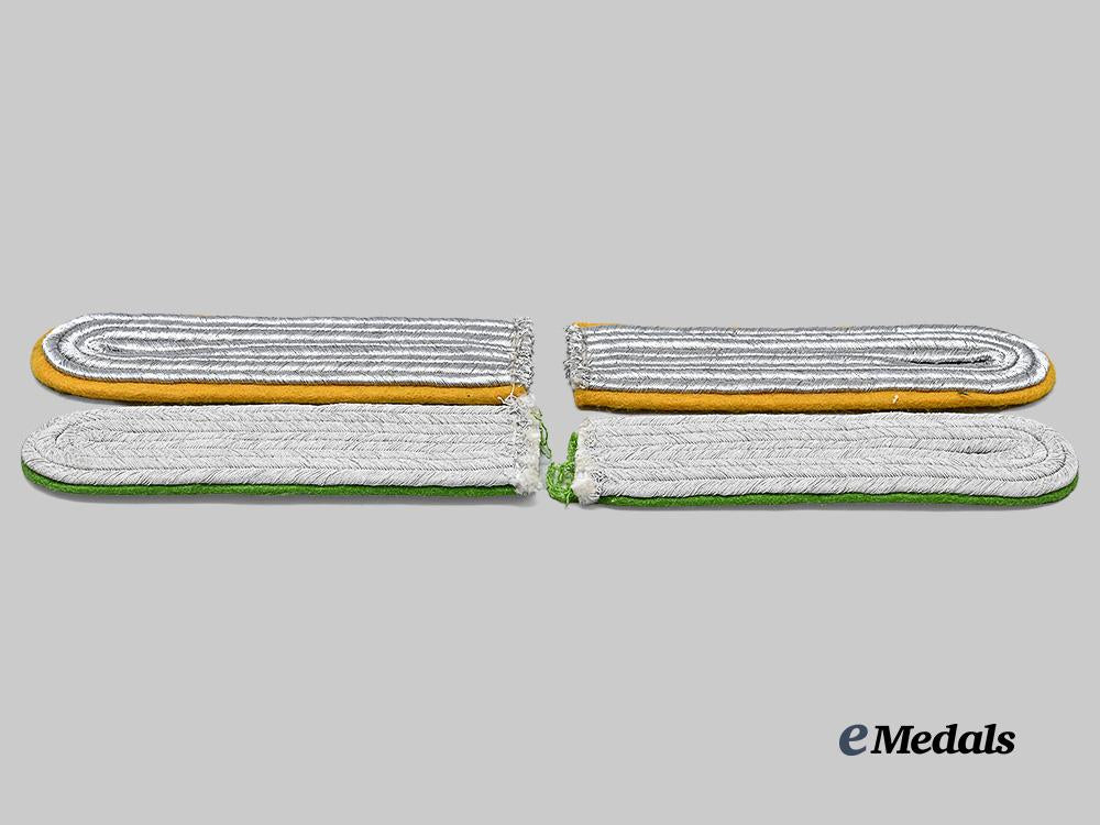 germany,_wehrmacht._a_lot_of_shoulder_boards_for_leutnant_ranks,_heer_and_luftwaffe_issue_e_medals__g63904_4