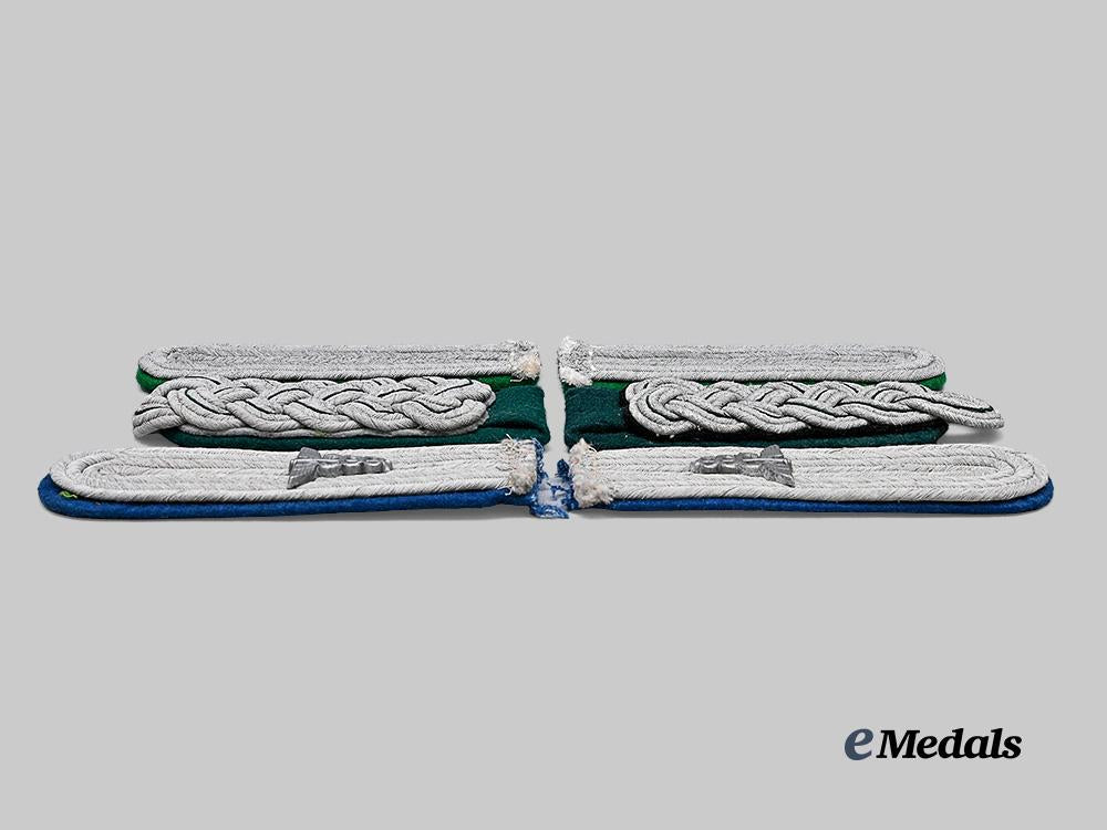 germany,_heer._a_lot_of_shoulder_boards_for_officer_ranks_e_medals__g63990_4