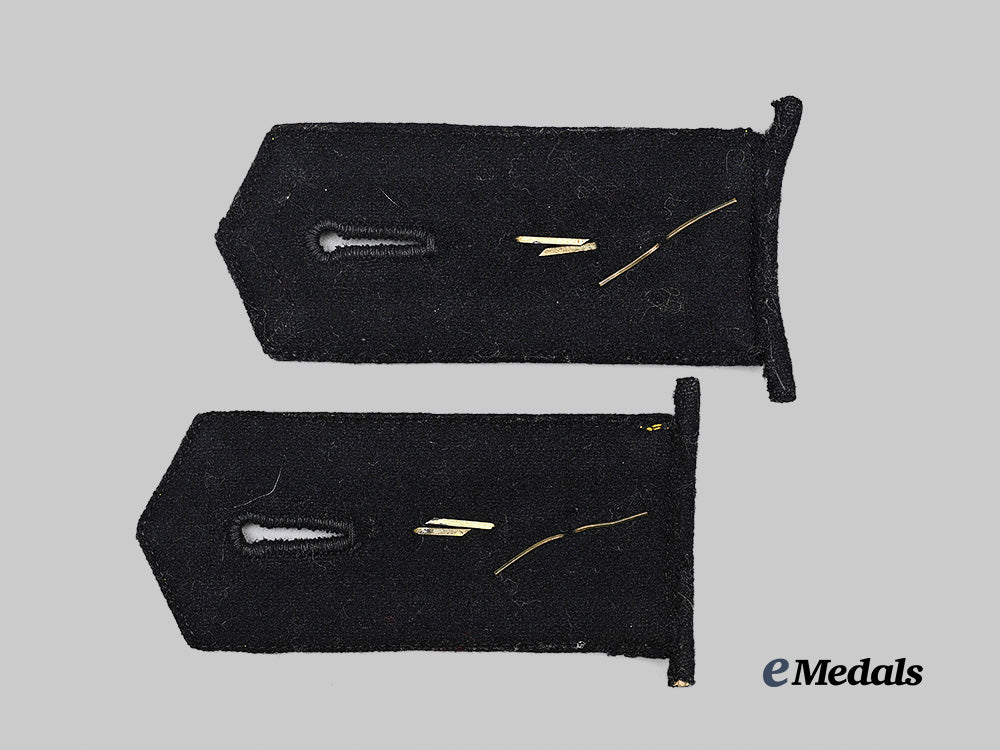 germany,_kriegsmarine._a_set_of_feldwebel_shoulder_boards_e_medals__g64304_3