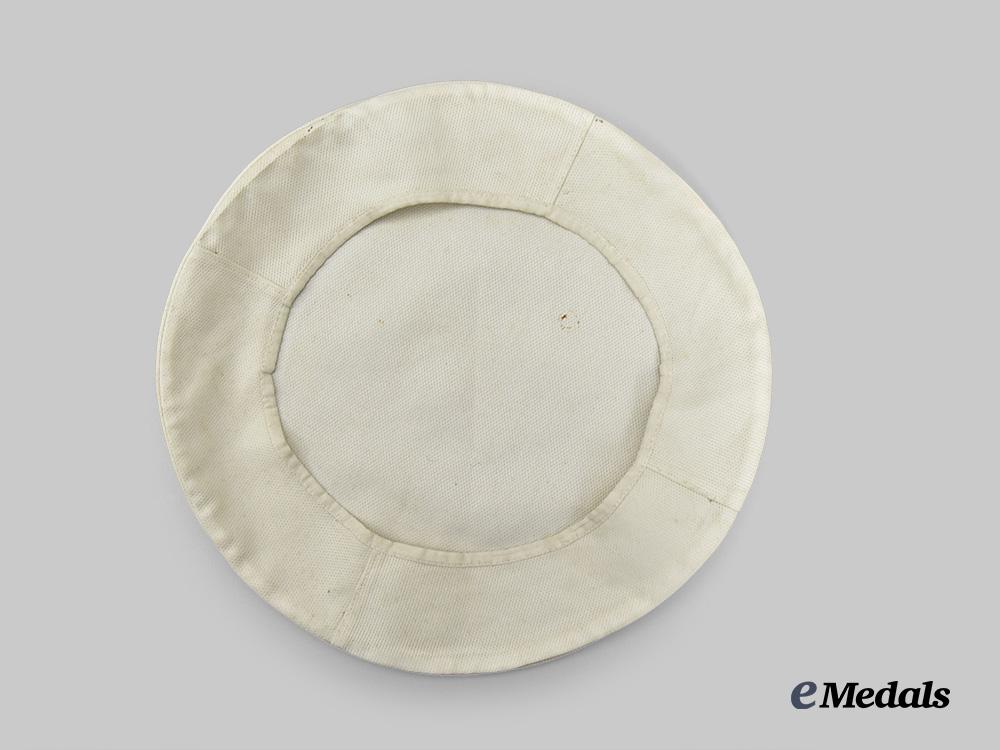 united_kingdom._a_royal_navy_lieutenant's_working_dress_jacket,_with_visor_cap_and_cover,_c.1945_e_medals__m0076-164-3_2