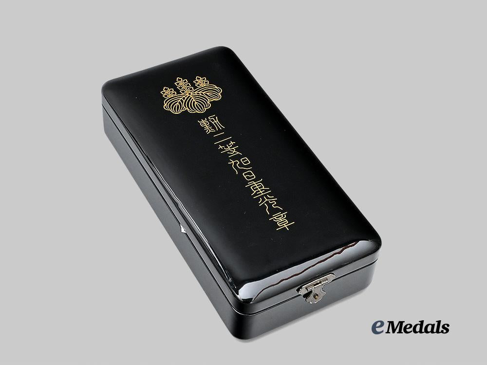 japan,_empire._an_order_of_the_rising_sun,_i_i_class_set_in_case_e_medals__m0332-58_3