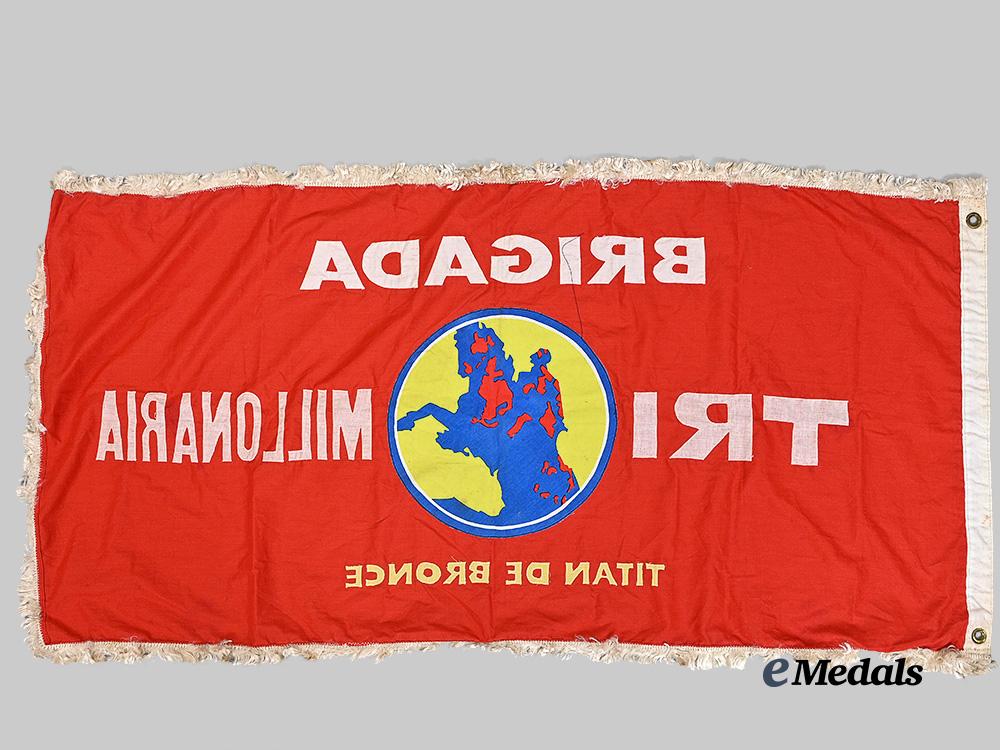 cuba,_republic._a“_brigada_t_r_i_millonaria_titán_de_bronce”_revolutionary_banner_e_medals__m0440-42_3