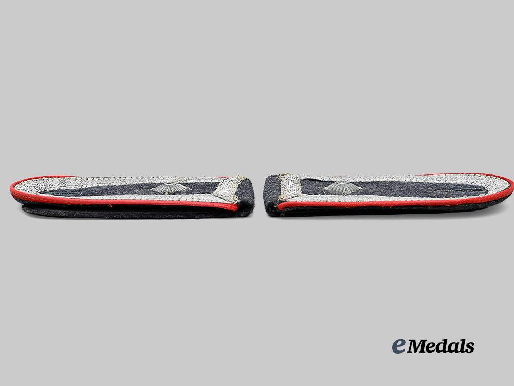 germany,_luftwaffe._a_set_of_flak/_artillery_feldwebel_shoulder_straps_e_medals__m0676-309_4