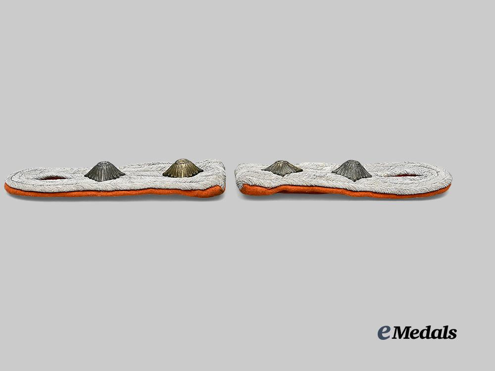 germany,_heer._a_pair_of_feldgendarmerie_hauptmann_shoulder_boards_e_medals__m0676-311_4
