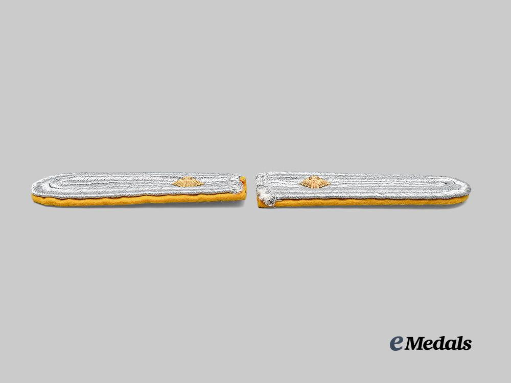 germany,_luftwaffe._a_set_of_flight_personnel/_fallschirmjäger_oberleutnant_rank_insignia_e_medals__m0676-319_4