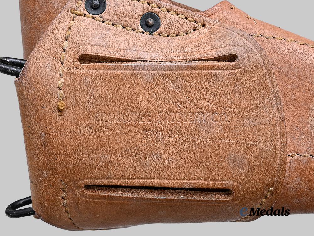 united_states._an_m1916.45_boyt1944_dated_leather_holster,_by_milwaukee_saddlery_c_o_e_medals__w8582_4
