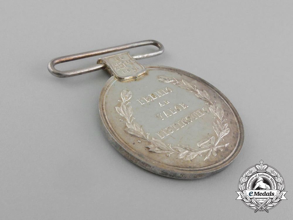 el_salvador._a_rare_medal_for_bravery_e_6861