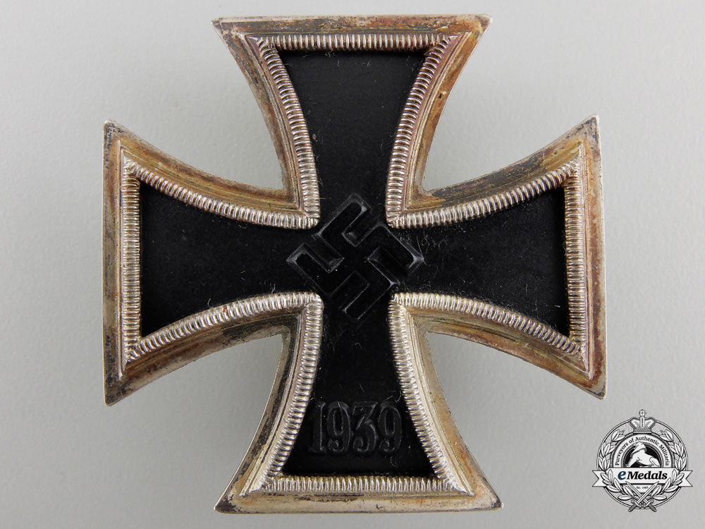 an_iron_cross_first_class1939_with_case_em12d