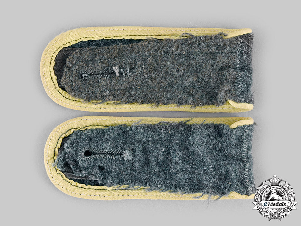 germany,_heer._a_set_of_signals_enlisted_personnel_shoulder_straps__emd0795_c20_01584_1