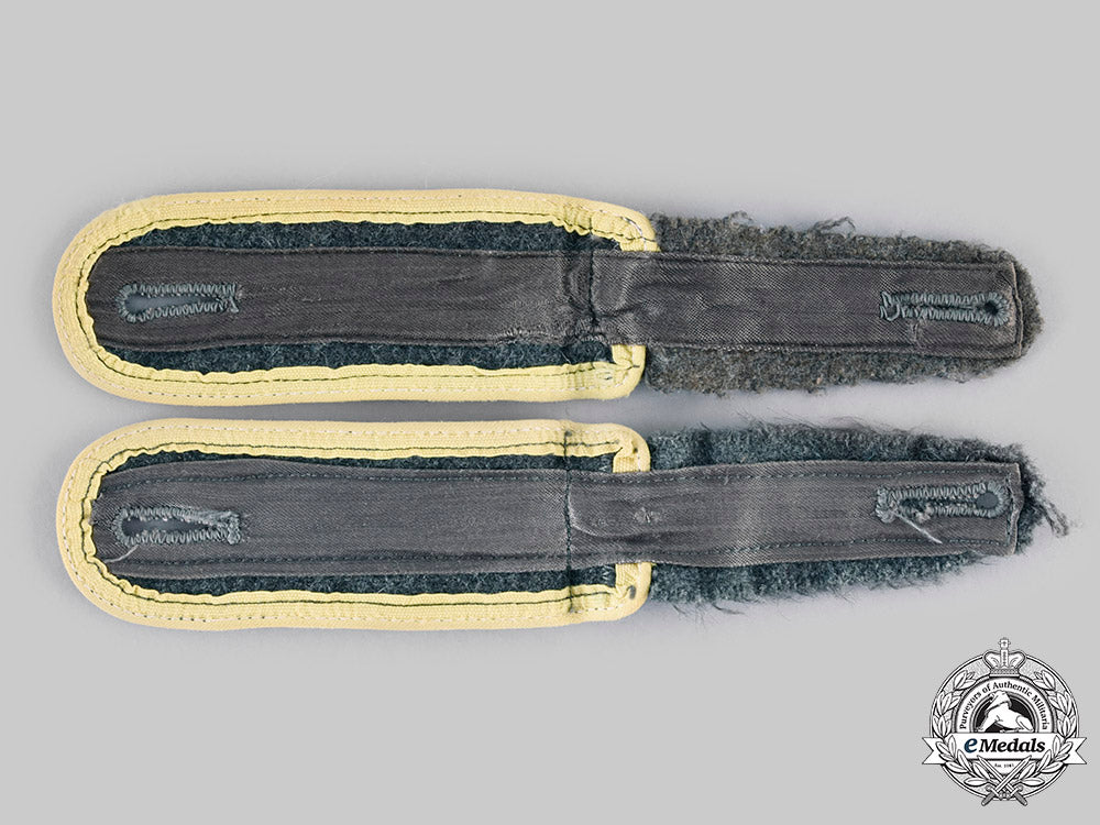 germany,_heer._a_set_of_signals_enlisted_personnel_shoulder_straps__emd0797_c20_01585_1
