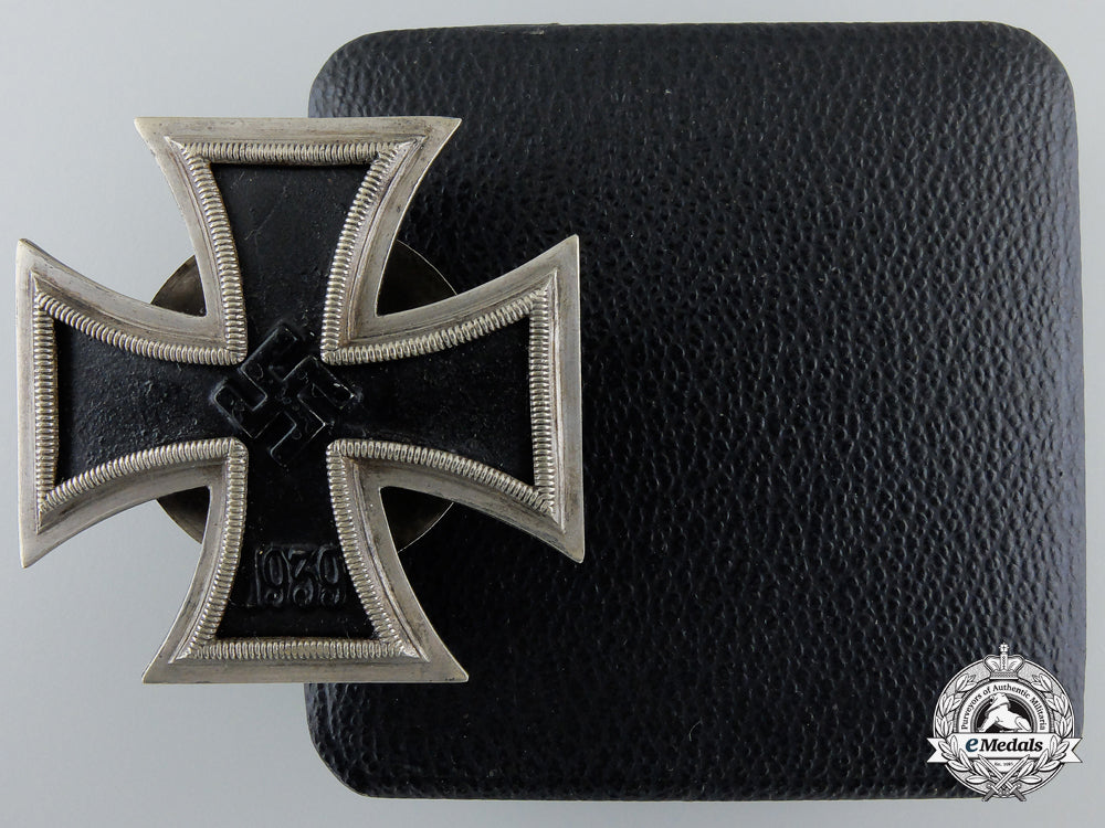 an_iron_cross_first_class1939_by_meybauer;_screwback_type_with_case_of_issue_f_049