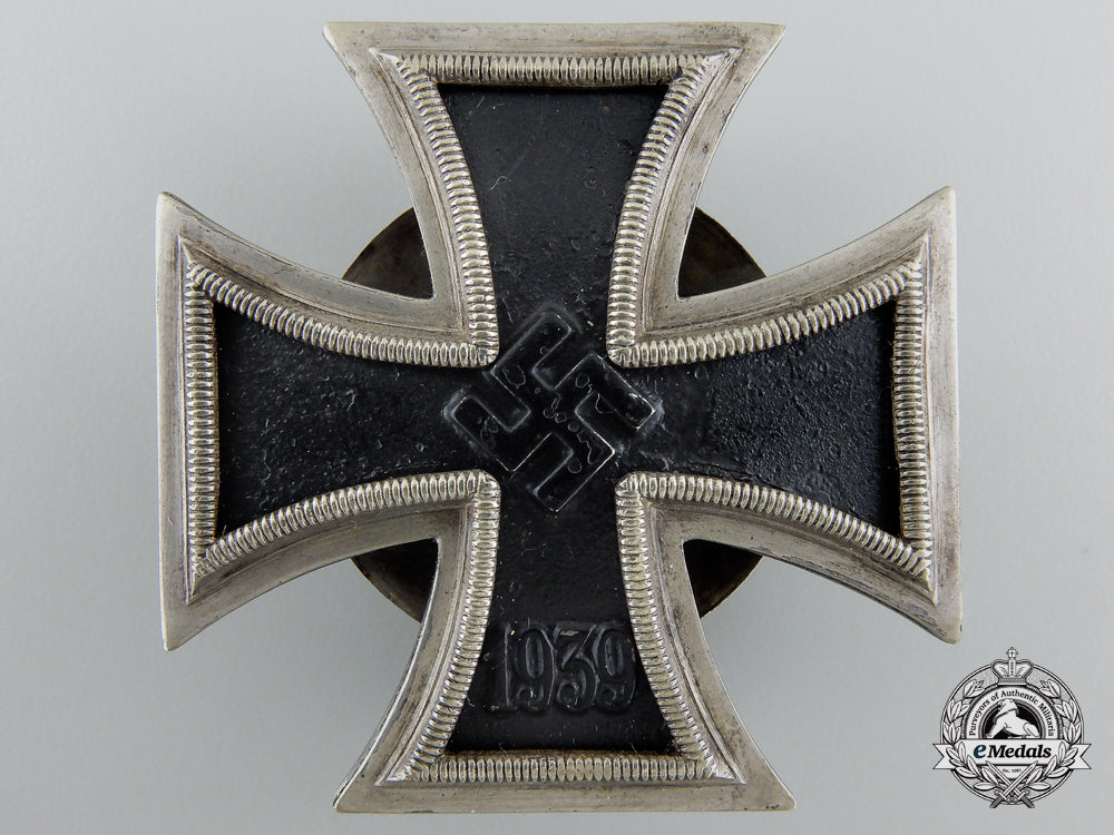 an_iron_cross_first_class1939_by_meybauer;_screwback_type_with_case_of_issue_f_052