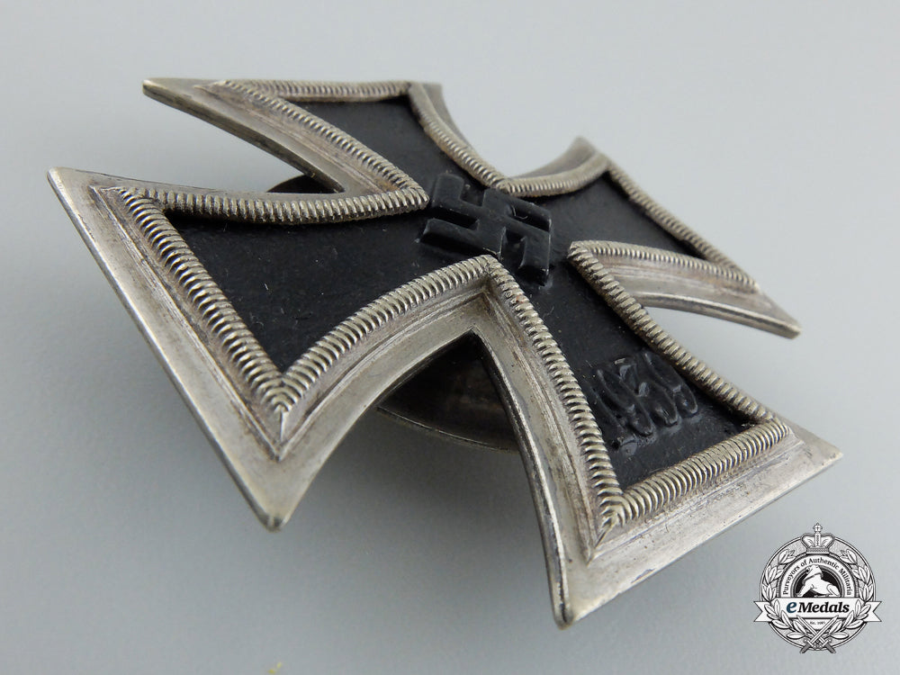 an_iron_cross_first_class1939_by_meybauer;_screwback_type_with_case_of_issue_f_054