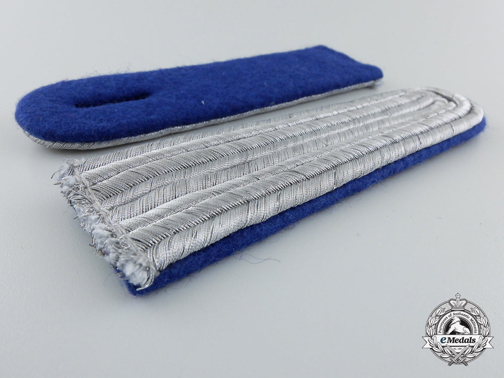 a_set_of_luftwaffe_medical_leutnant’s_shoulder_boards_f_059