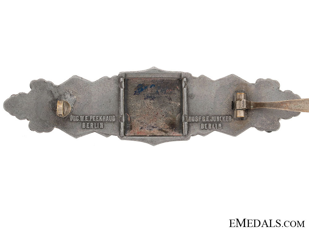 close_combat_clasp-_juncker_grab4213f