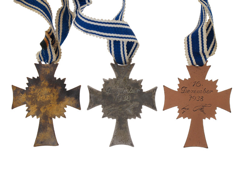 three_mother’s_crosses_grc17700003