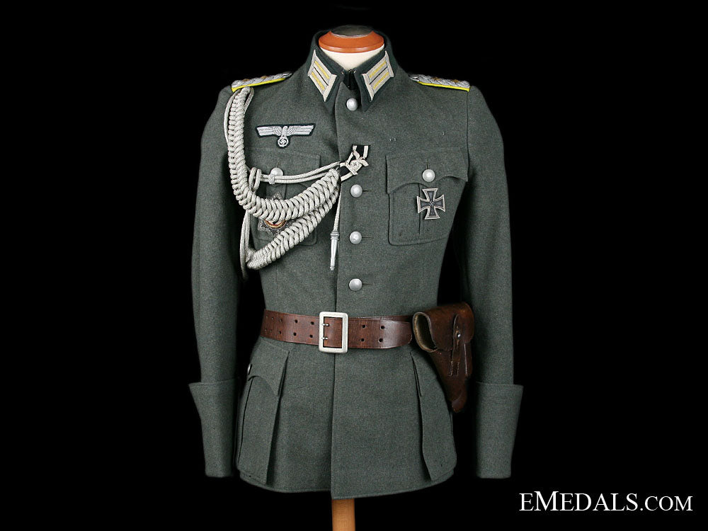 a_complete&_decorated_army_officer's_uniform_gu101a