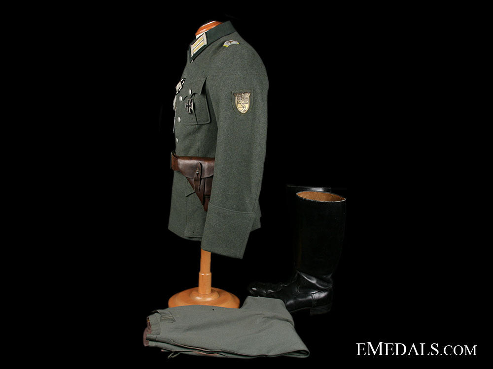 a_complete&_decorated_army_officer's_uniform_gu101d