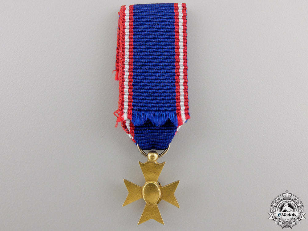 a_miniature_royal_victorian_order_img_02.jpg557c781feea7a_1