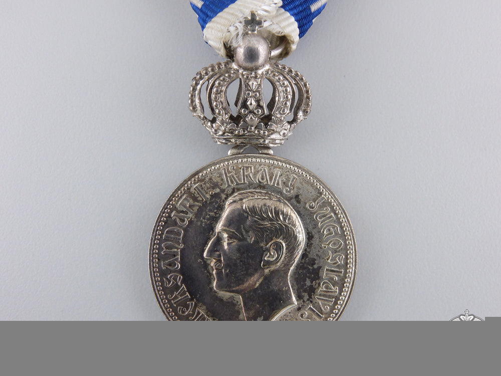 yugoslavia,_kingdom._a_household_service_medal_with_crown,_c.1935_img_02.jpg559c2810a7de1