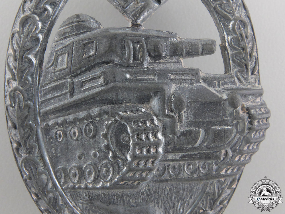 a_silver_grade_tank_assault_badge_by_rudolf_karneth&_söhne,_gablonz_img_02.jpg55520ee754b77
