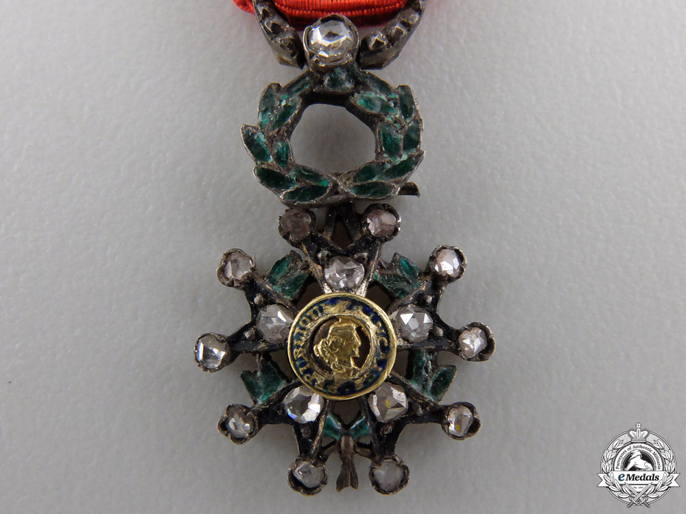 a_miniature_french_legion_d'honneur_in_diamonds_img_02.jpg55413739d6715