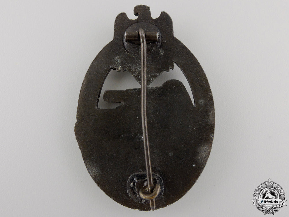 a_bronze_grade_tank_assault_badge;_unmarked_img_03.jpg556c7a790c58a