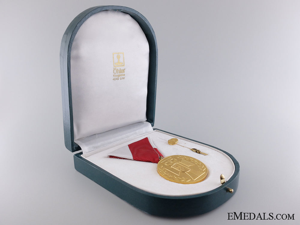 services_to_the_state_of_upper_austria_honour_medal_img_03.jpg544962da5a33e